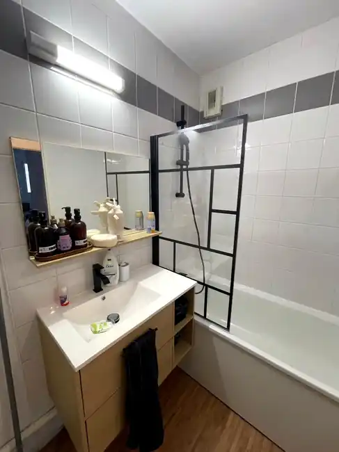 Salle de bain avec vasque et baignoire